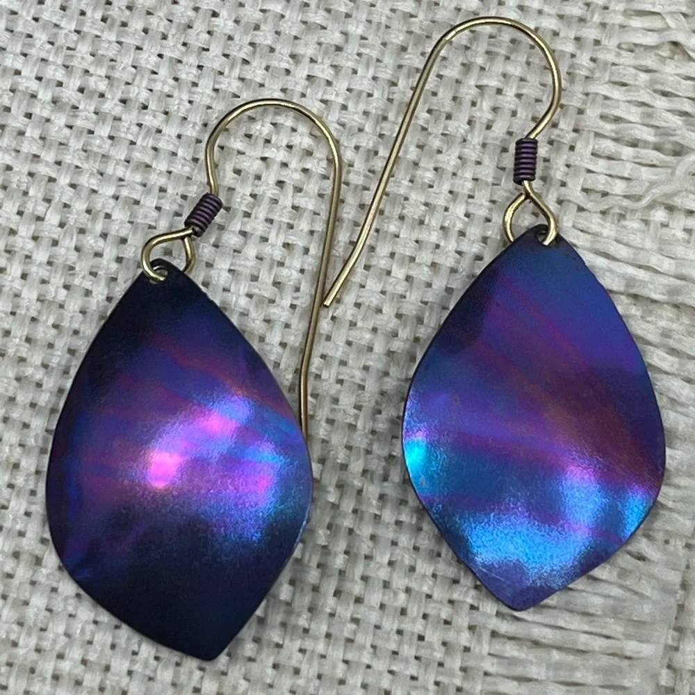 Signed Holly Yashi Hammered Niobium Drop Earrings - Blue & Purple - Picture 5 of 15